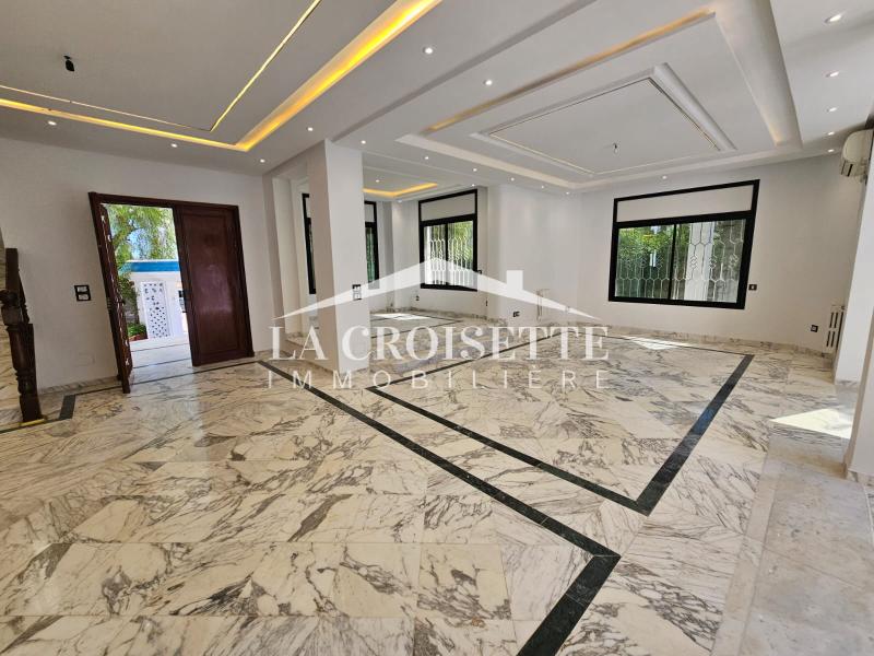 Villa S+11 avec piscine au Lac 1
